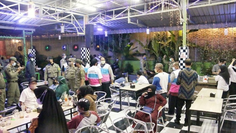 Langgar Batas Jam Operasional, Satgas Covid-19 Bubarkan Pengunjung Kafe di Medan