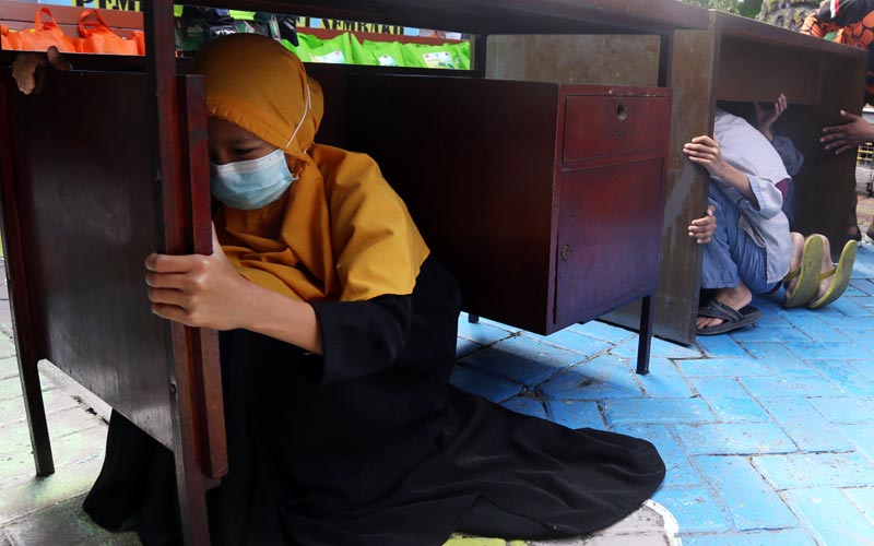 Jatim Rawan Gempa, Koramil Sukolilo Bekali Pelajar Cara Menyelamatkan Diri - Bagian 1