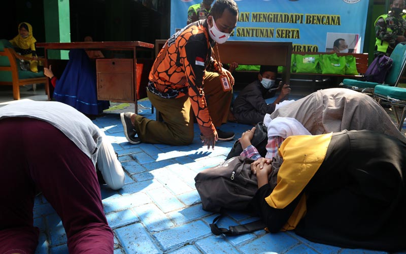 Jatim Rawan Gempa, Koramil Sukolilo Bekali Pelajar Cara Menyelamatkan Diri - Bagian 6