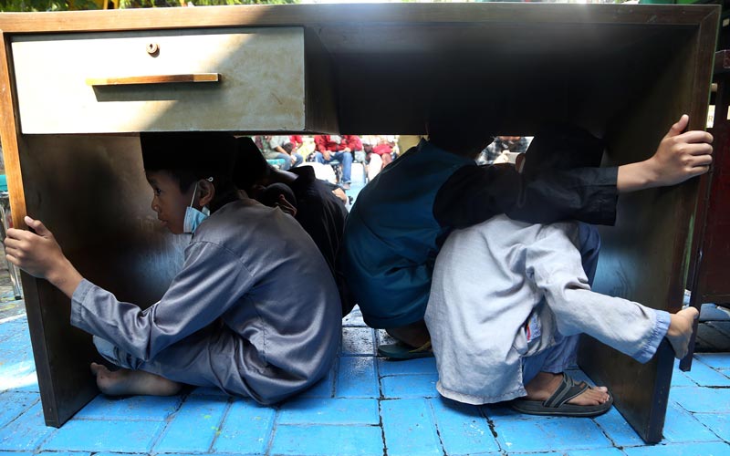 Jatim Rawan Gempa, Koramil Sukolilo Bekali Pelajar Cara Menyelamatkan Diri - Bagian 3