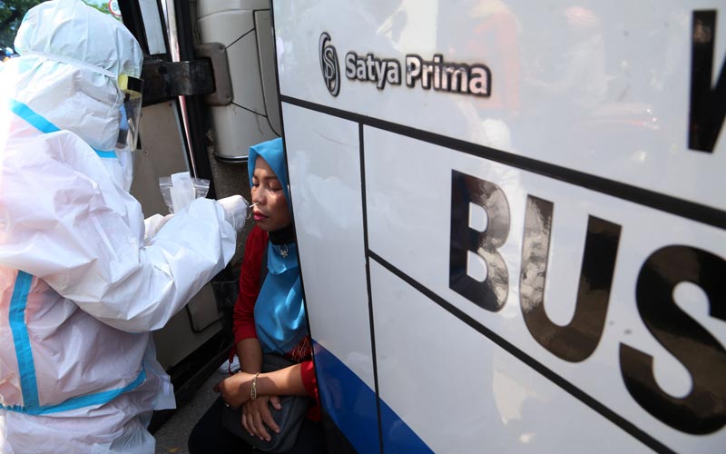 Petugas Kesehatan Gelar Swab Massal, Jembatan Suramadu Macet Total - Bagian 1