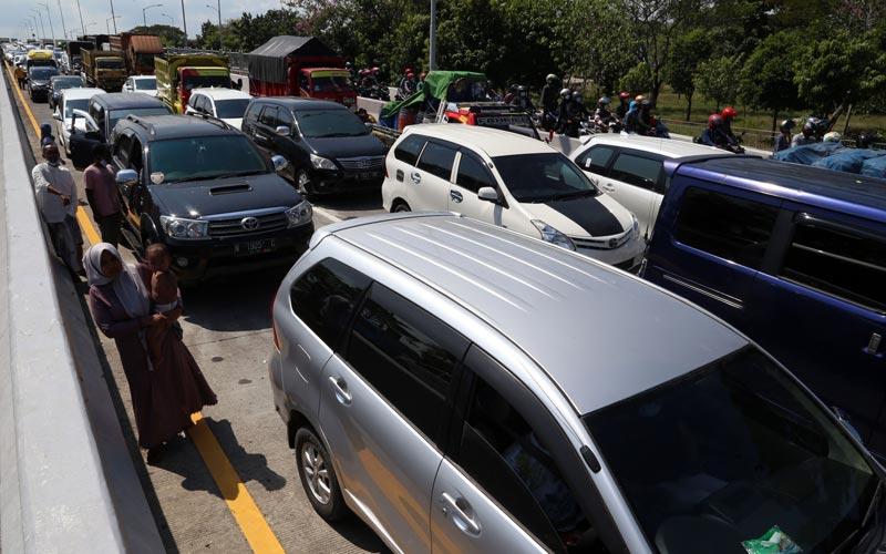 Petugas Kesehatan Gelar Swab Massal, Jembatan Suramadu Macet Total - Bagian 6
