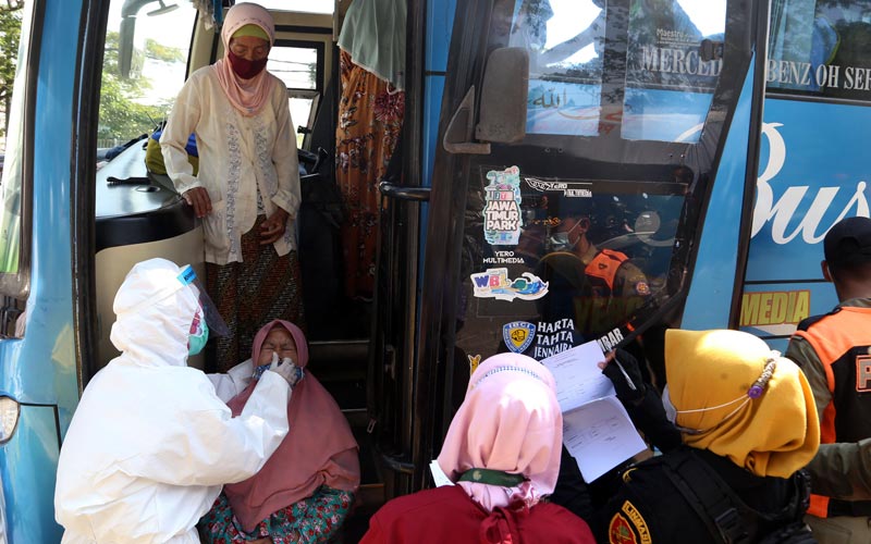 Petugas Kesehatan Gelar Swab Massal, Jembatan Suramadu Macet Total - Bagian 2