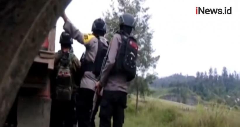 Evakuasi Korban Penembakan KKB, TNI Polri Lewati Jalan Terjal dan Sungai Meluap