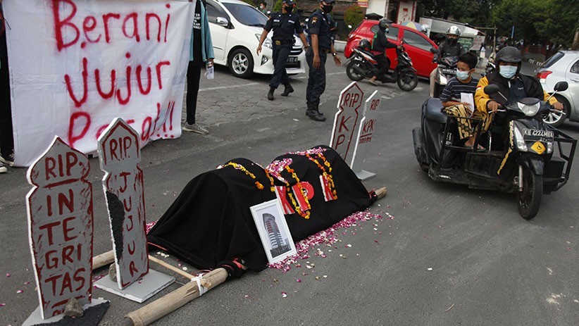 Mahasiswa UNS Solo Bawa Keranda Jenazah Gelar Aksi Selamatkan KPK - Bagian 1