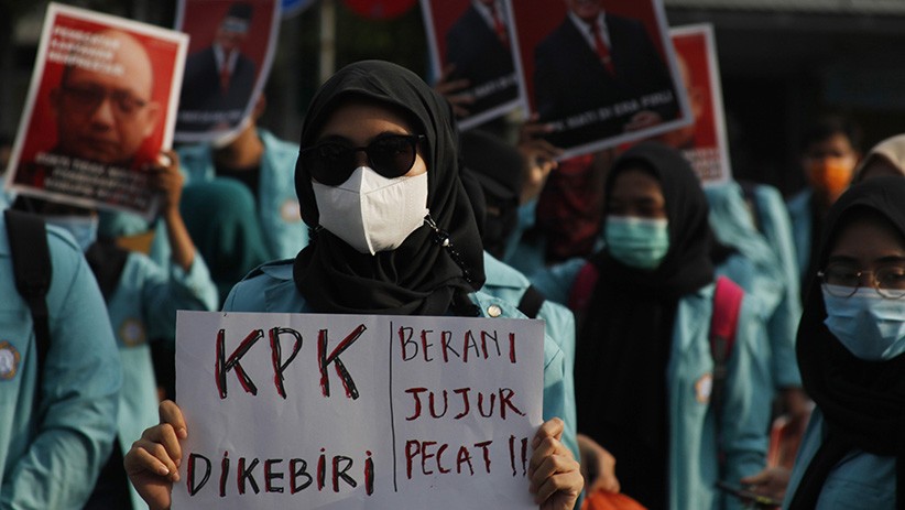 Mahasiswa UNS Solo Bawa Keranda Jenazah Gelar Aksi Selamatkan KPK - Bagian 2