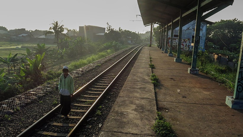 Suasana Stasiun Pondok Rajeg Penuh Coretan di Tiang dan Dinding - Bagian 3