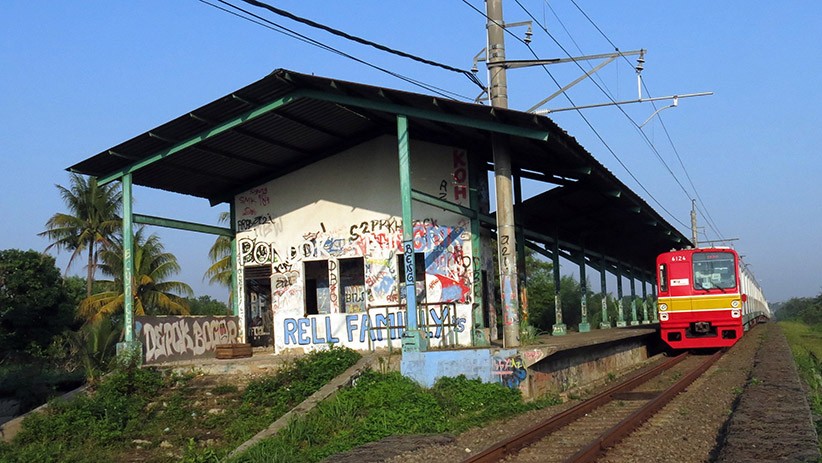 Suasana Stasiun Pondok Rajeg Penuh Coretan di Tiang dan Dinding - Bagian 1