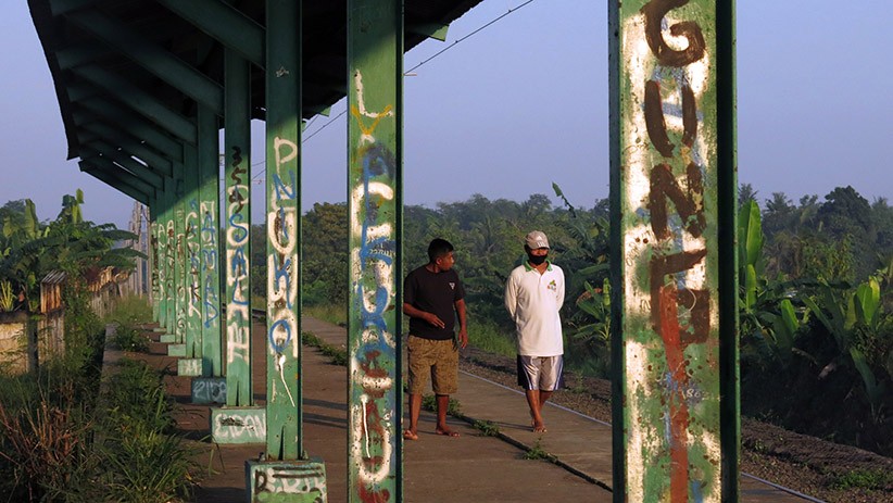 Suasana Stasiun Pondok Rajeg Penuh Coretan di Tiang dan Dinding - Bagian 2
