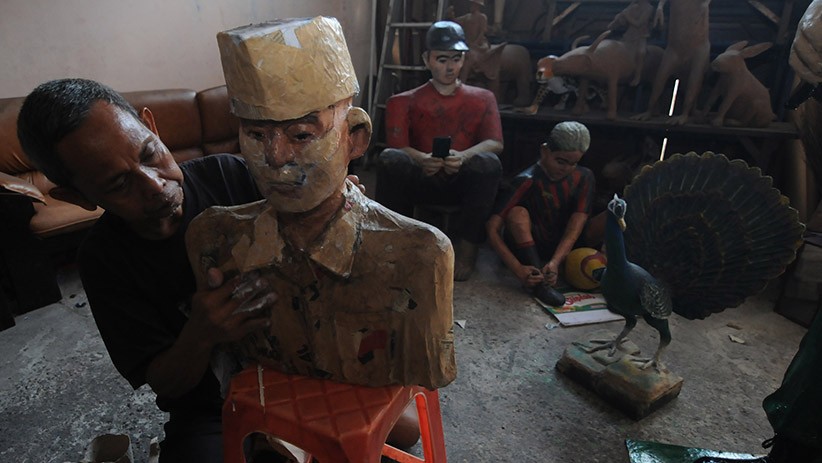 Kreatif, Penyandang Tunanetra Ini Buat Patung Berbahan Kertas Koran - Bagian 2