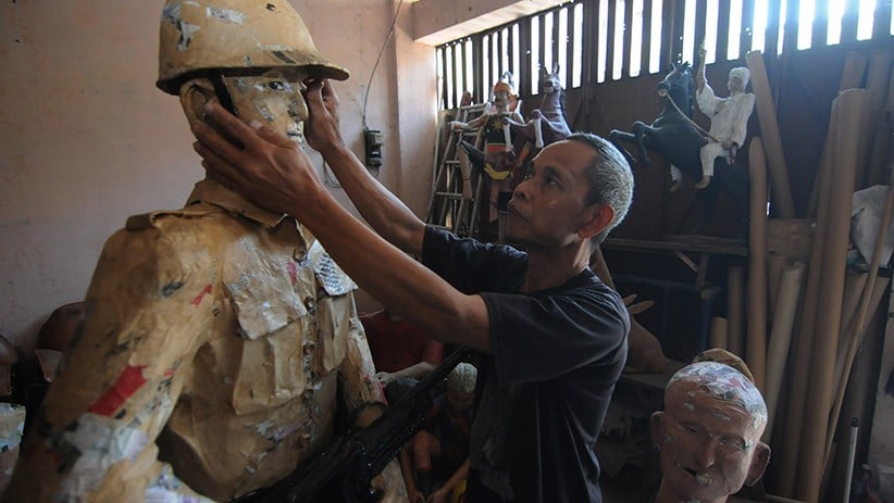Kreatif, Penyandang Tunanetra Ini Buat Patung Berbahan Kertas Koran - Bagian 1