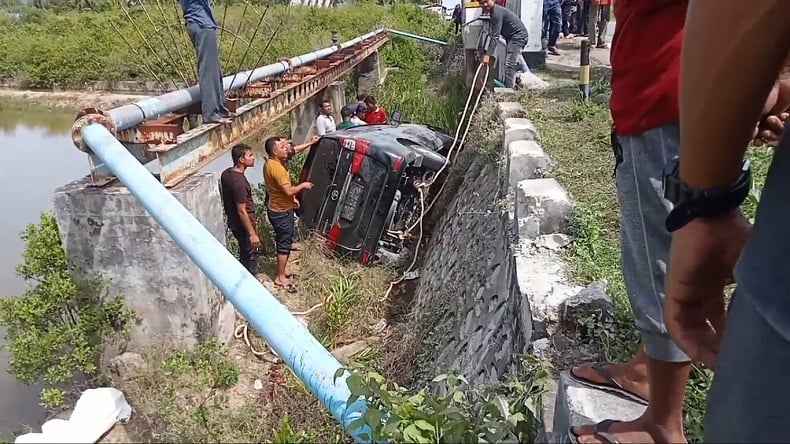 Sopir Mengantuk, Avanza di Pidie Jaya Jatuh ke Bibir Jembatan