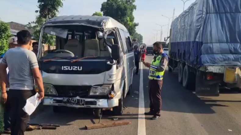 title Bus Rombongan Keluarga Terbalik di Tol Belmera, 2 Orang Tewas Bus Rombongan Keluarga Terbalik di Tol Belmera, 2 Orang Tewas