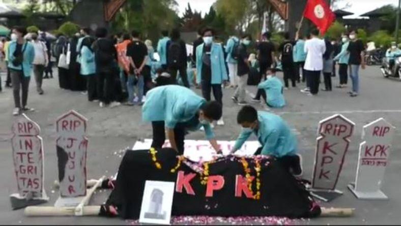 title Aksi Keprihatinan untuk KPK, Mahasiswa UNS Bawa Keranda dan Tabur Bunga  Aksi Keprihatinan untuk KPK, Mahasiswa UNS Bawa Keranda dan Tabur Bunga