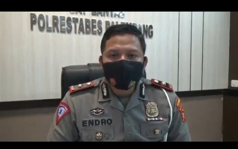 Polisi Cari Pria yang Viral Angkat Ban Berujung Kecelakaan di Palembang 