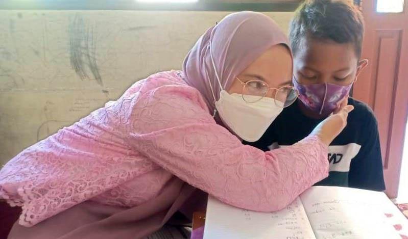 Kisah Haru Mahasiswi Semarang Dua Bulan Mengajar Anak-anak Berkebutuhan Khusus