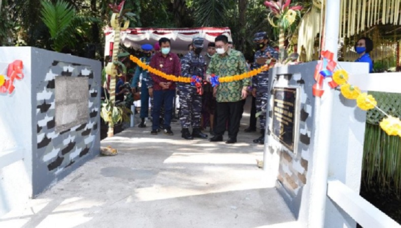 TNI AL Bangun Jembatan Penguhubung Dua Desa yang Terisolir di Bali