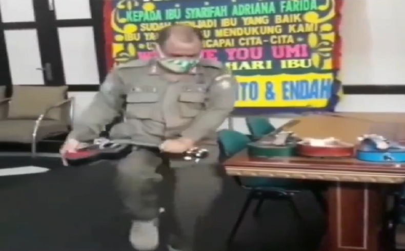 Warganet Berang Petugas Satpol PP di Pontianak Arogan Patahkan Ukulele Pengamen