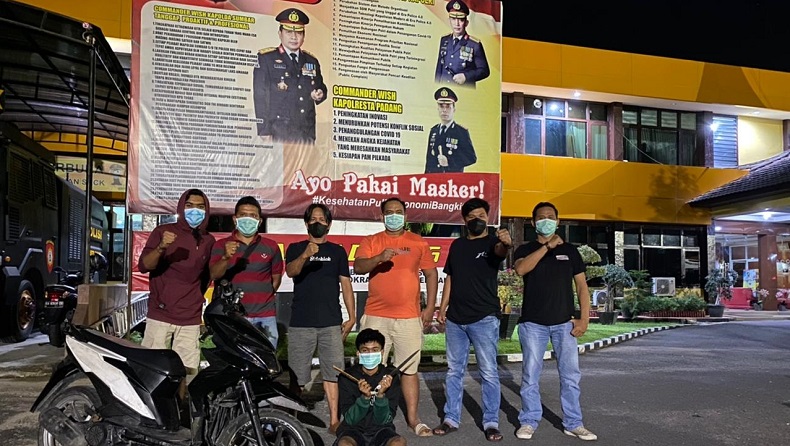 Begal di Padang Ini Beraksi Ramai-Ramai sambil Acungkan Celurit dan Samurai