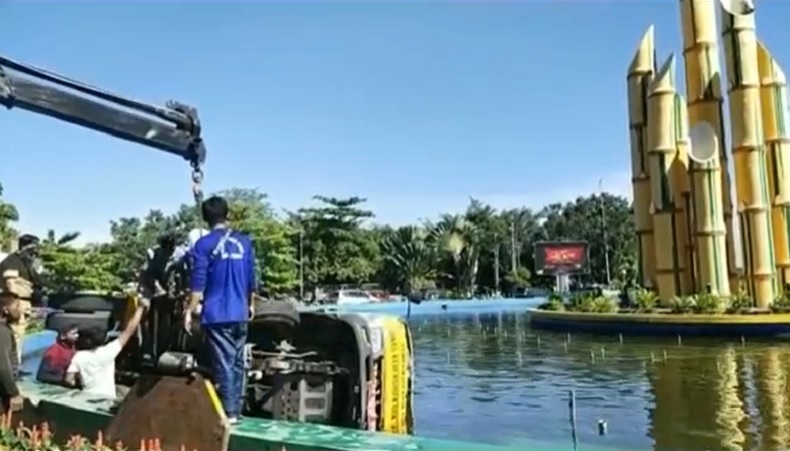 Polisi Selidiki Truk Sampah Nyemplung ke Bundaran Digulis, Sopir Terluka di RS