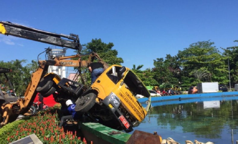 Heboh, Truk Sampah Nyemplung ke Air Mancur Bundaran Digulis Pontianak