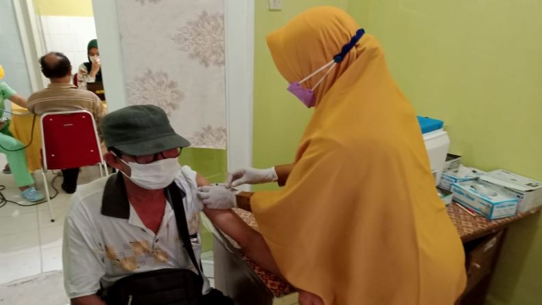 Animo Lansia Ikuti Vaksinasi Covid-19 di Bangka Tengah Tinggi