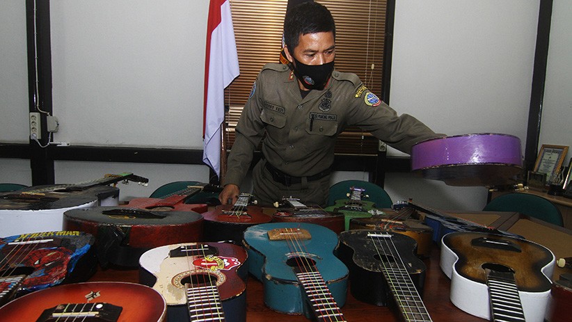 Belasan Ukulele Milik Pengamen Jalanan Disita Satpol PP Kota Pontianak - Bagian 2