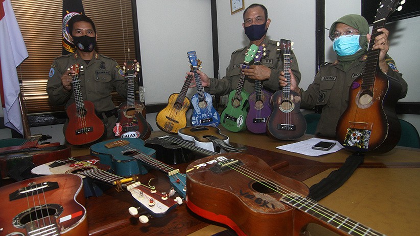Belasan Ukulele Milik Pengamen Jalanan Disita Satpol PP Kota Pontianak - Bagian 1