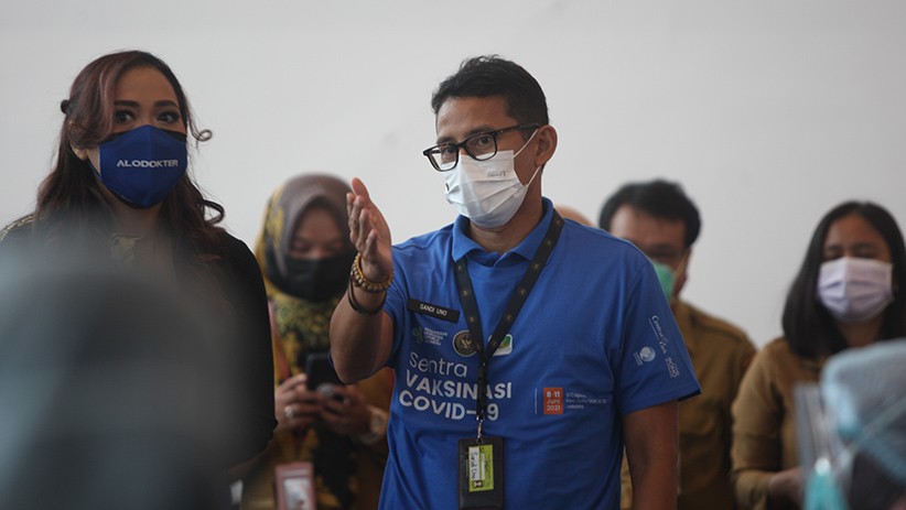 Momen Sandiaga Uno Disuntik Vaksin AstraZeneca Tahap Pertama  - Bagian 3