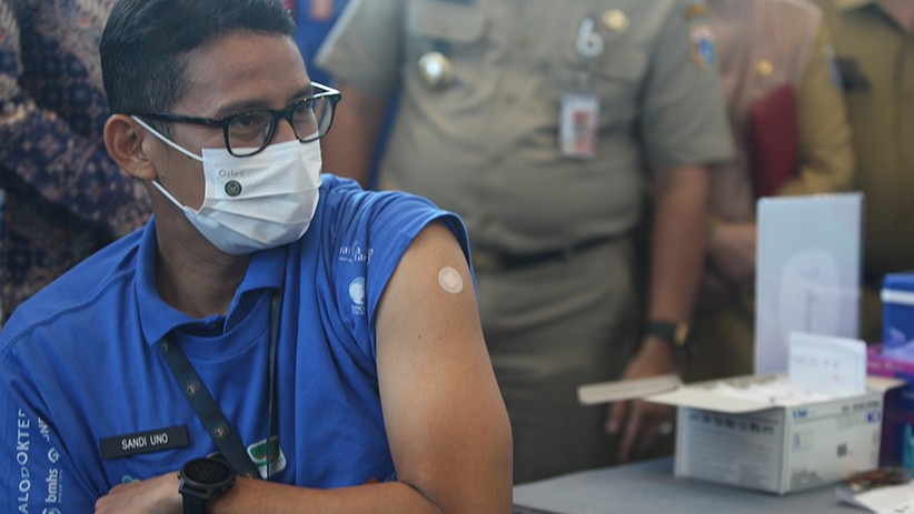 Momen Sandiaga Uno Disuntik Vaksin AstraZeneca Tahap Pertama  - Bagian 4
