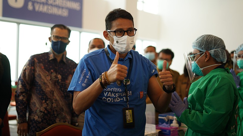 Momen Sandiaga Uno Disuntik Vaksin AstraZeneca Tahap Pertama  - Bagian 2