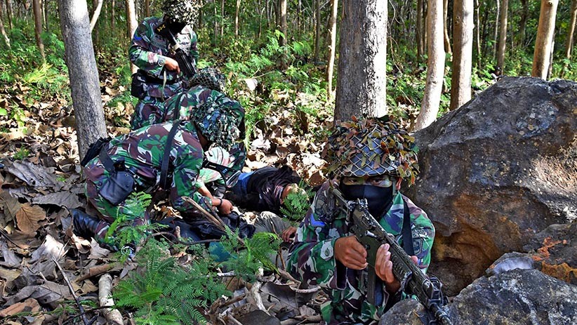Marinir Kejar dan Lumpuhkan Kelompok Separatis yang Halangi Kendaraan Taktis - Bagian 3