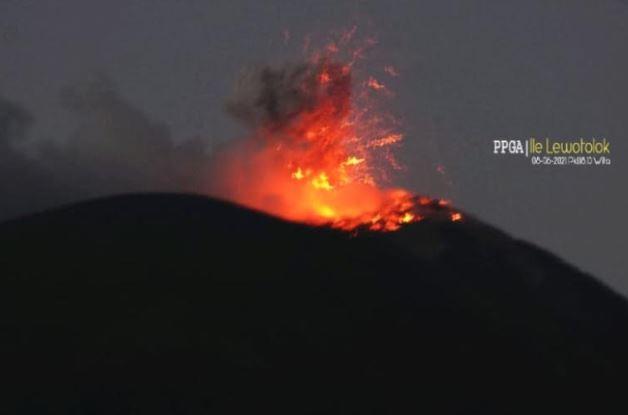 title Gunung Ile Lewotolok Erupsi Disertai Lontaran Lava Pijar dan Gemuruh Gunung Ile Lewotolok Erupsi Disertai Lontaran Lava Pijar dan Gemuruh