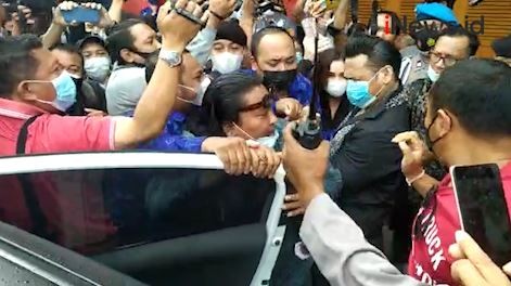 Bebas, Jerinx Digandeng Nora Alexandra Tinggalkan Lapas Kerobokan