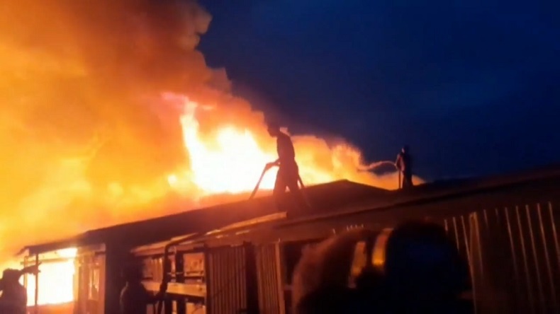 Korsleting Listrik, Toko Matrial Terbakar Hebat, 3 Mobil Ludes