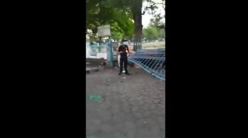 Naik Motor Boncengan, 2 Remaja Tabrak Pintu Pagar Alun-alun Utara Keraton Solo 