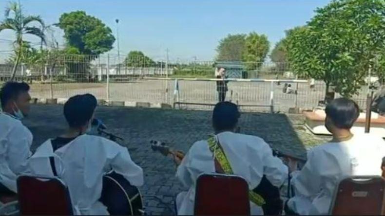 Diisolasi di Asrama Haji Donohudan, Pasien Covid-19 Asal Kudus Dihibur Band dan Komedi 