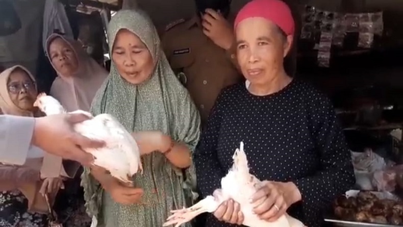 Warga Lansia di Cianjur yang Mau Disuntik Vaksin Covid-19 Diberi Hadiah 1 Ekor Ayam