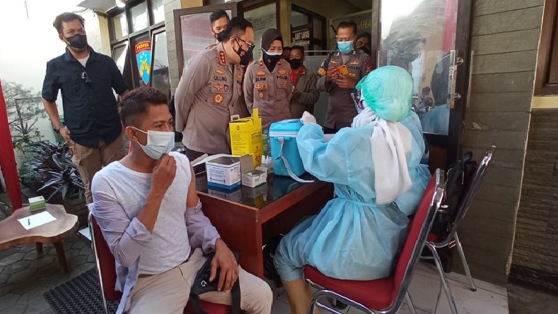 Polrestabes Bandung Gelar Vaksinasi Massal bagi Warga di Eks Lokalisasi Saritem