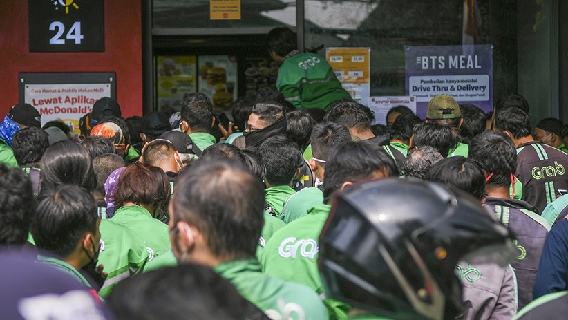 Kolaborasi BTS Bikin Driver Ojek Online Membeludak di Restoran Cepat Saji - Bagian 2