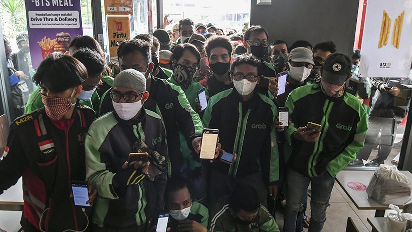 Kolaborasi BTS Bikin Driver Ojek Online Membeludak di Restoran Cepat Saji - Bagian 3