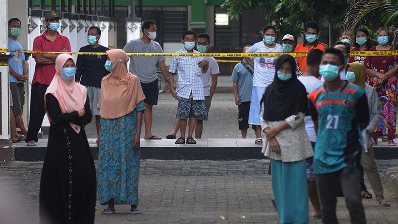 Berikan Semangat, Ganjar Pranowo Menyapa Pasien OTG dari Kejauhan - Bagian 3