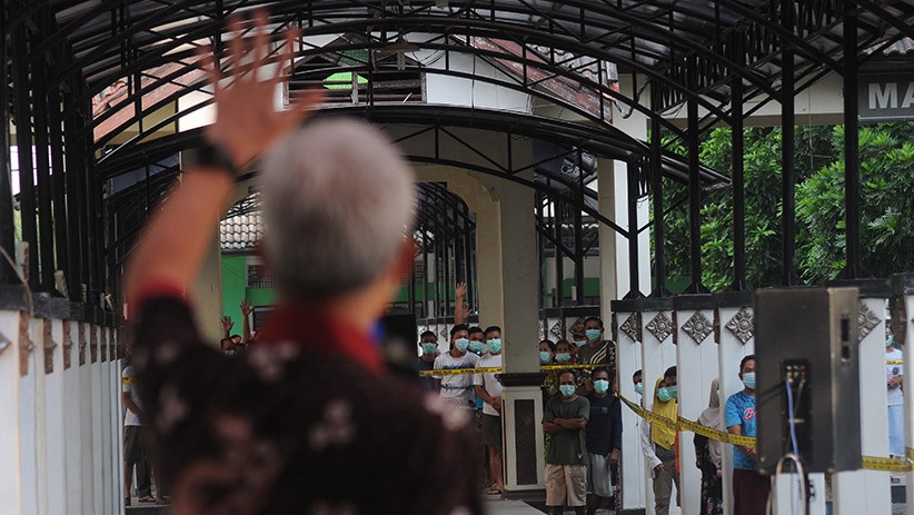 Berikan Semangat, Ganjar Pranowo Menyapa Pasien OTG dari Kejauhan - Bagian 1