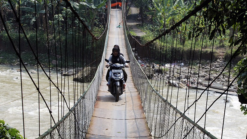 Masyarakat Bogor Secara Swadaya Bangun Kembali Jembatan Gantung yang Rusak - Bagian 1