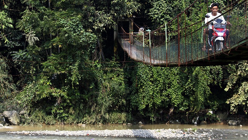 Masyarakat Bogor Secara Swadaya Bangun Kembali Jembatan Gantung yang Rusak - Bagian 2