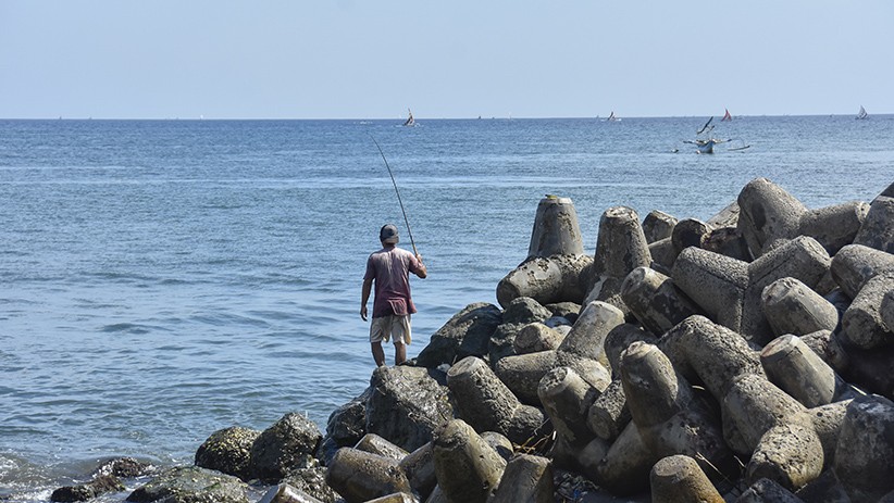 Warga Memanfaatkan Pemecah Ombak untuk Memancing - Bagian 1