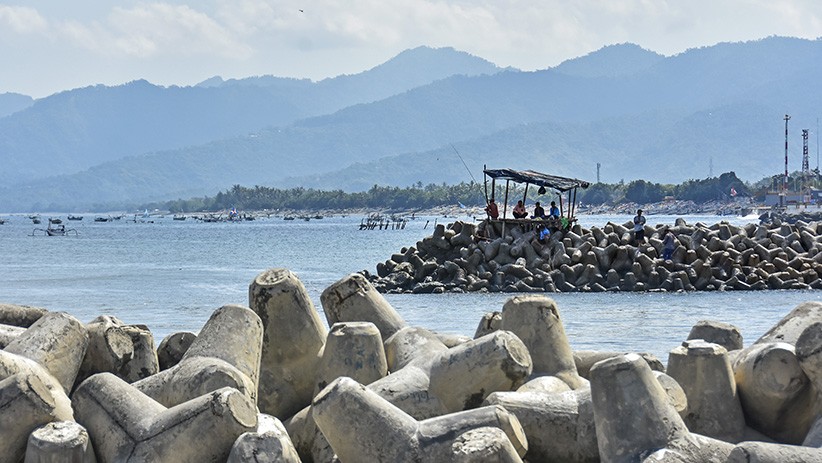 Warga Memanfaatkan Pemecah Ombak untuk Memancing - Bagian 2