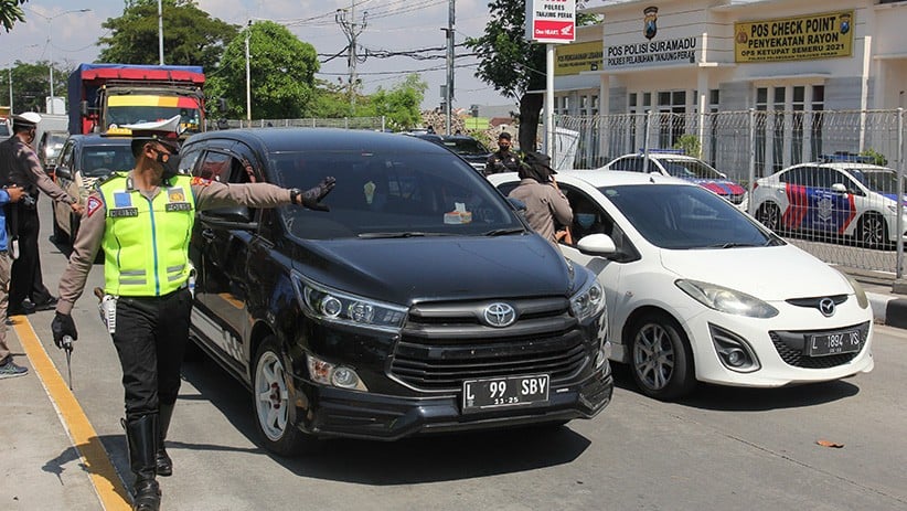 Polisi Sekat Kendaraan Menuju Pulau Madura - Bagian 2