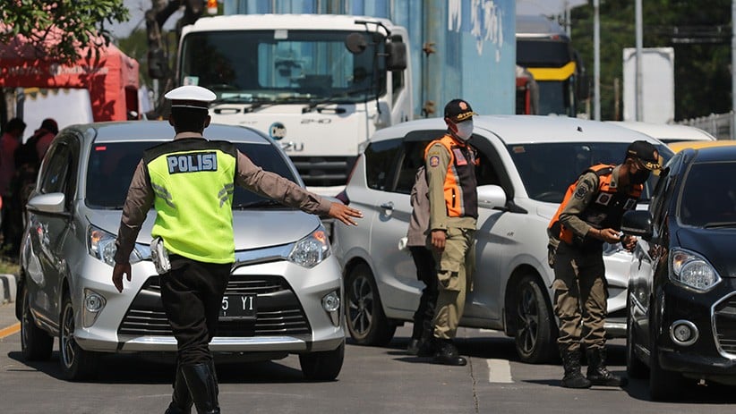 Polisi Sekat Kendaraan Menuju Pulau Madura - Bagian 1