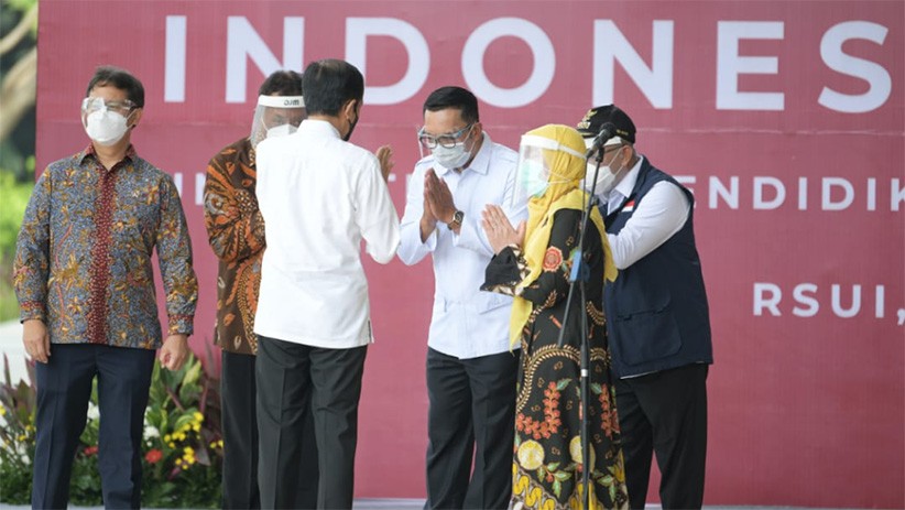 Presiden Jokowi Didampingi Gubernur Ridwan Kamil Tinjau Vaksinasi Massal - Bagian 2
